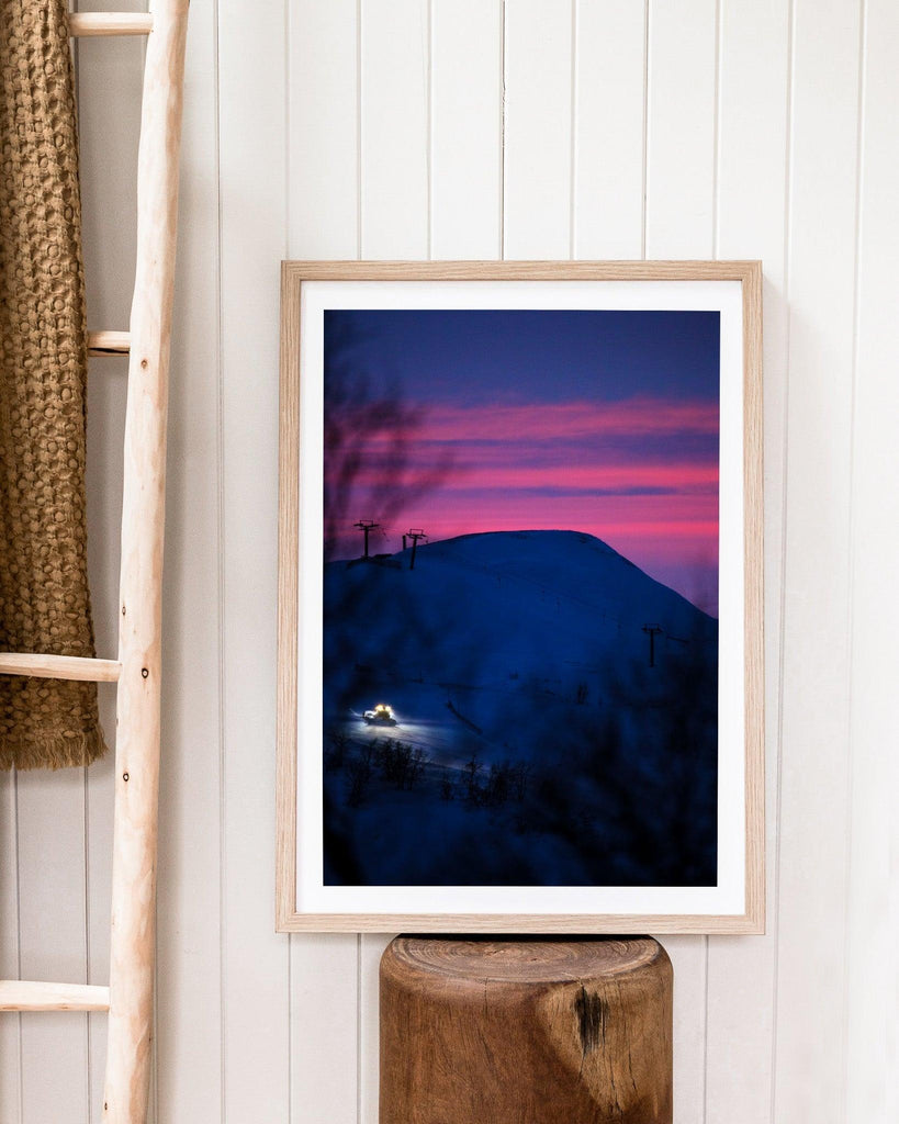 pistmaskin_i_skymning_3_poster_affisch_motiv_frost_fjelltopp